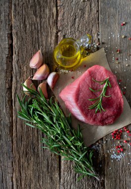 Biberiye otlar ile taze çiğ et