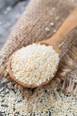 Susam ahşap yüzey üzerinde