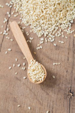 Susam ahşap yüzey üzerinde