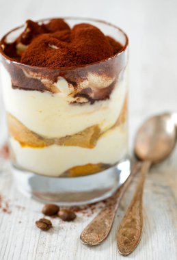 Cam ahşap yüzeyde tiramisu