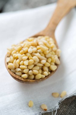 çam fıstığı, tahta kaşık