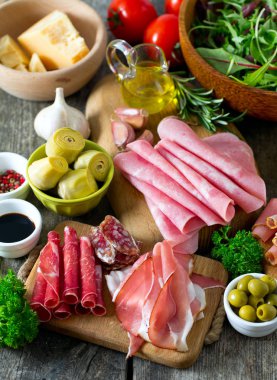 ahşap yüzey tepside Antipasti
