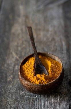 ahşap yüzey üzerinde toz köri