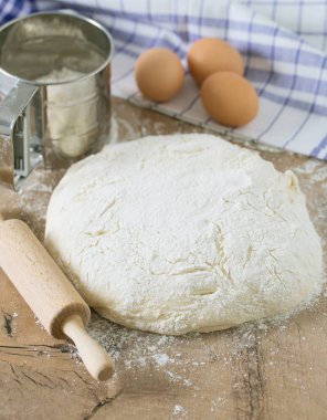 ahşap oklava ile taze hazırlanmış hamur