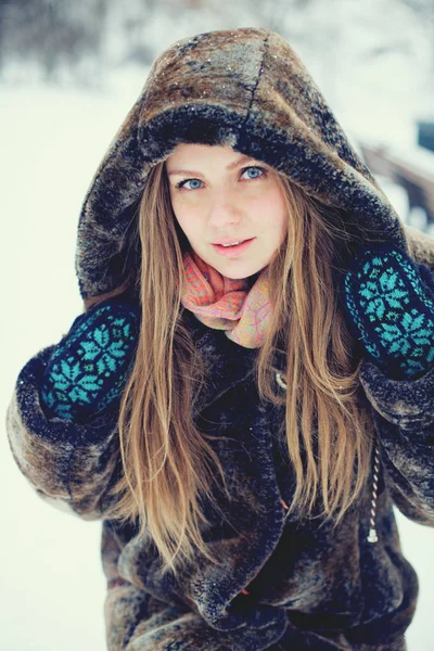 Молодая Женщина Зимой — стоковое фото