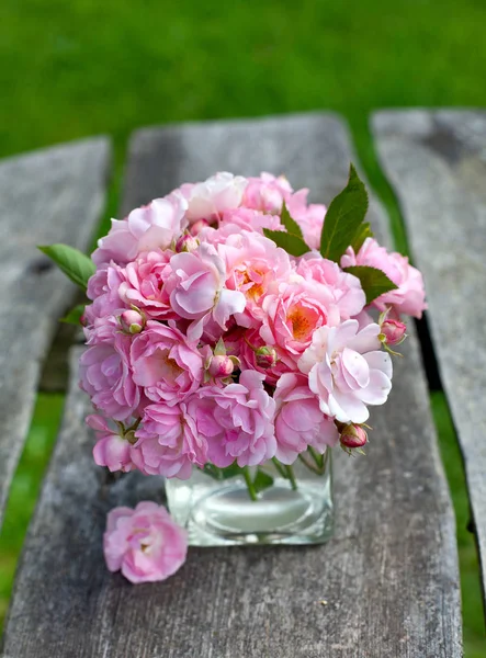 Small Pink Garden Roses Wooden Surface — Stock Photo, Image