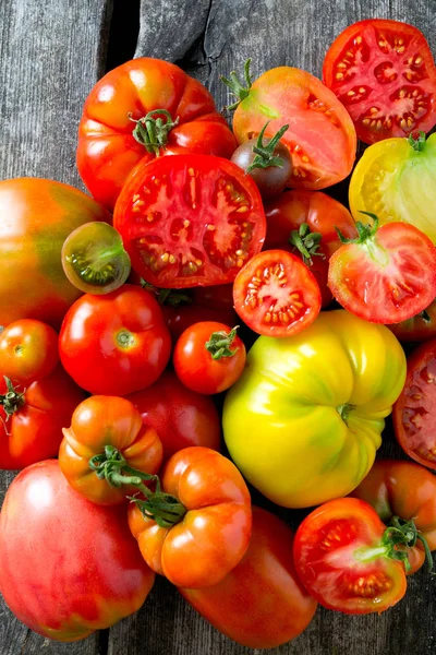 Tomates Surtidos Superficie Madera —  Fotos de Stock