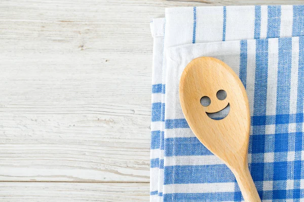 微笑的勺子和厨房毛巾 — 图库照片