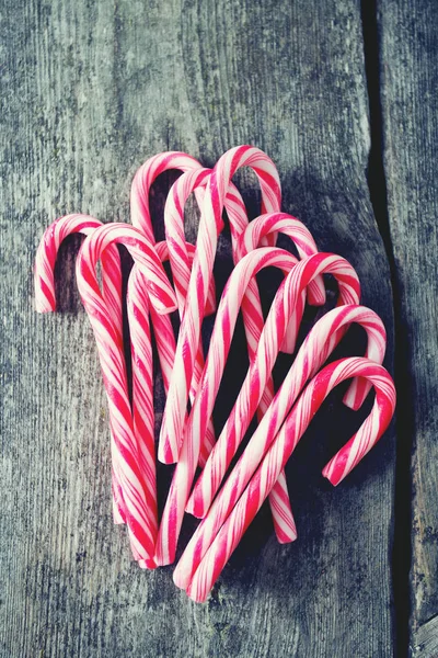 Doces Natal Listrados Superfície Madeira — Fotografia de Stock