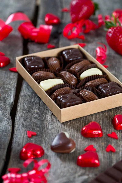 Caja Bombones Chocolate Corazones Cintas Alrededor — Foto de Stock