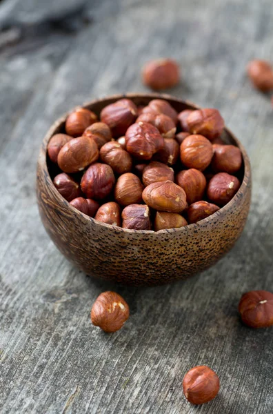 Hazelnoten Een Houten Schaal — Stockfoto