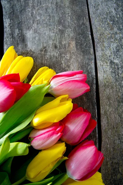 Tulipas Coloridas Superfície Madeira — Fotografia de Stock