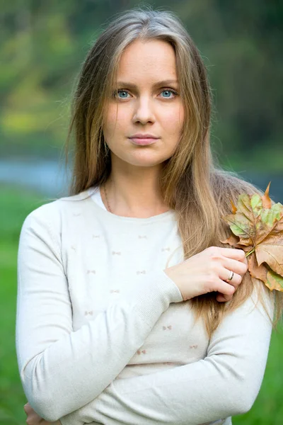 Красивая Женщина Осенними Листьями — стоковое фото