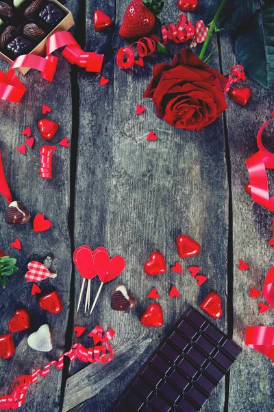 Herzen Schokolade Blumen Und Bänder Auf Holzoberfläche — Stockfoto