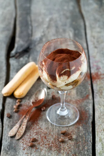 Tiramisù Bicchiere Vite Una Superficie Legno — Foto Stock