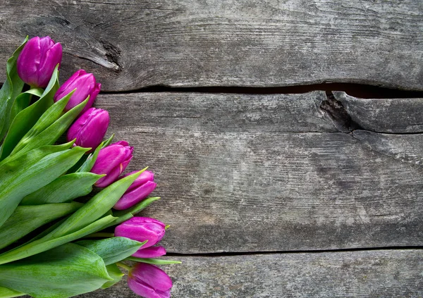 Violette Tulpen Auf Hölzerner Oberfläche — Stockfoto
