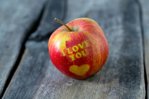 Jablko Srdcem Textem Miluji — Stock fotografie