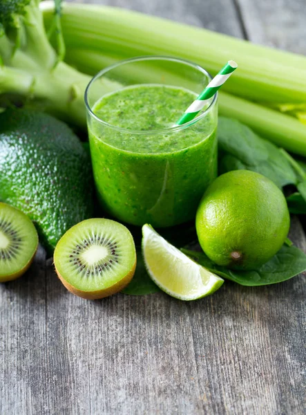 Smoothie Verde Fresco Superfície Madeira — Fotografia de Stock