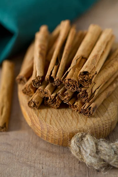 Canela Aromática Superfície Madeira — Fotografia de Stock