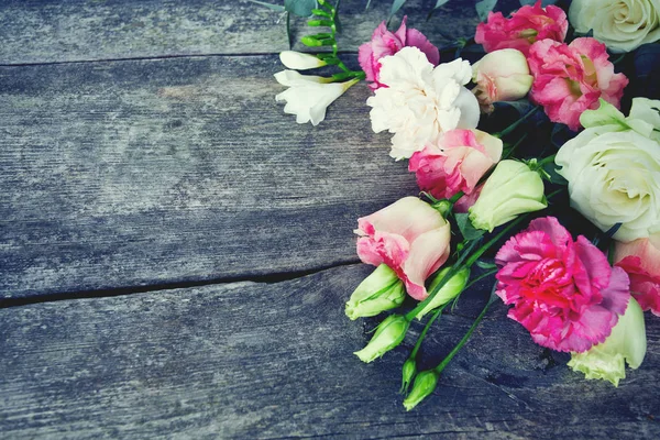 Strauß Schöner Blumen Auf Hölzerner Oberfläche — Stockfoto