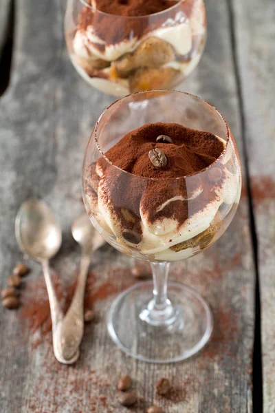 Tiramisù Bicchiere Vite Una Superficie Legno — Foto Stock