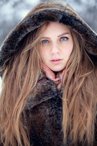 Ung Kvinna Vintern — Stockfoto