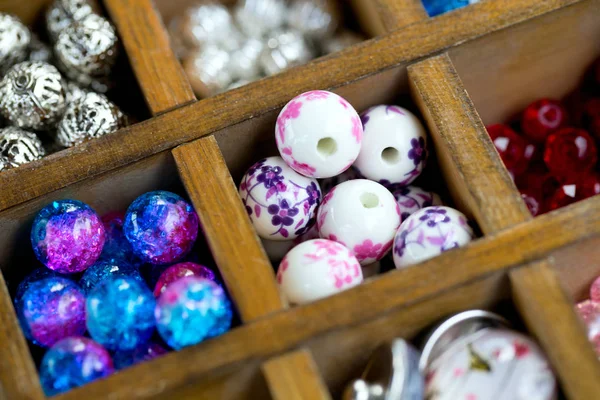 Perles Colorées Diverses Dans Une Boîte — Photo