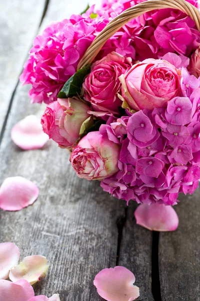 Schöne Rosa Rosen Und Hortensien Korb — Stockfoto