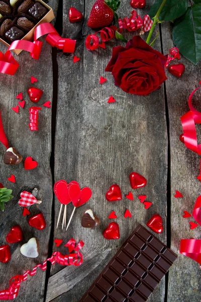 Καρδιές Σοκολάτα Λουλούδια Και Κορδέλες Ξύλινη Επιφάνεια — Φωτογραφία Αρχείου