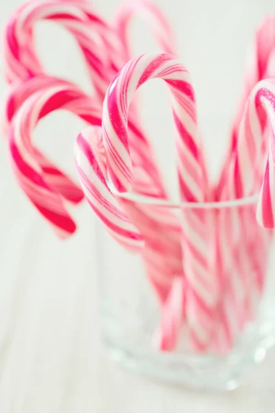 Bonbons Noël Rayés Verre Sur Une Surface Bois — Photo