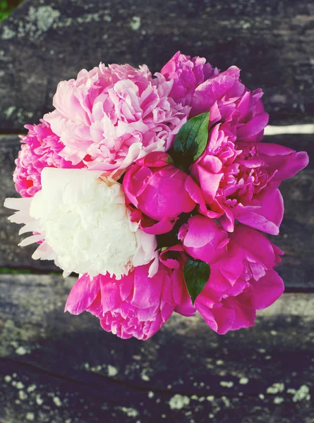 Bouquet Pivoines Blanches Rouges Roses Sur Table Jardin Bois — Photo