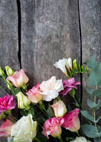 Ramo Hermosas Flores Superficie Madera — Foto de Stock