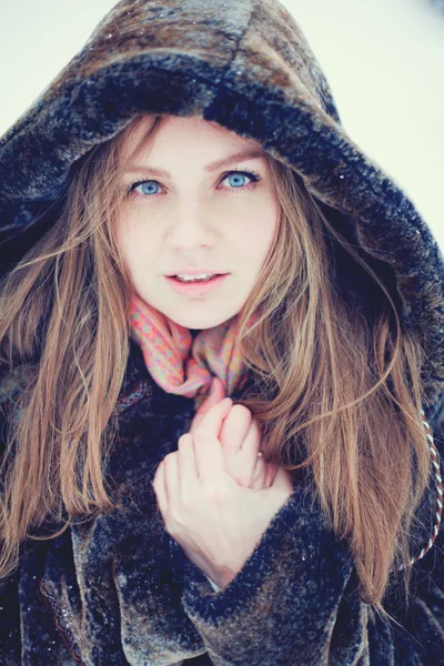 Jovem Mulher Inverno — Fotografia de Stock