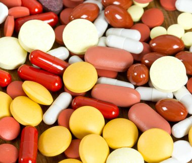 Beyaz arka planda izole edilmiş haplar