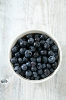 ahşap yüzey üzerinde yaban mersini