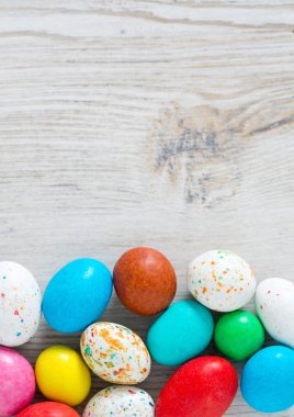 Şeker yumurta beyaz ahşap surfae üzerinde