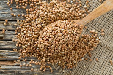 Tahta kaşıkta karabuğday