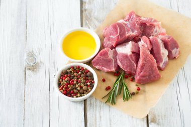 ahşap masa üzerinde adet Çiğ domuz eti boyun eti kesip