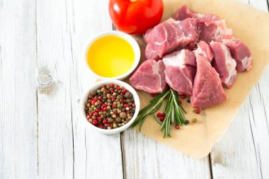 ahşap masa üzerinde adet Çiğ domuz eti boyun eti kesip