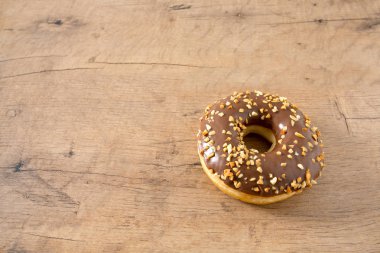 Ahşap masa üzerinde tatlı lezzetli halka