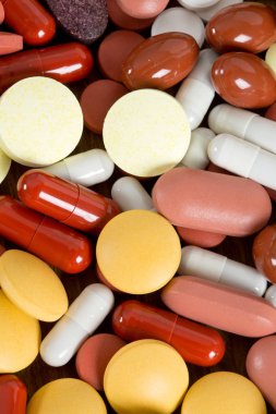 Beyaz arka planda izole edilmiş haplar