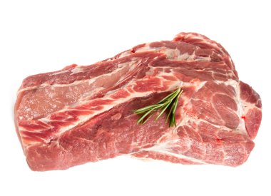 Çiğ domuz boynu beyaza izole edilmiş.