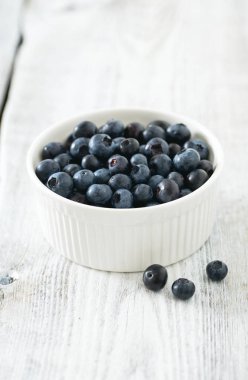 ahşap yüzey üzerinde yaban mersini