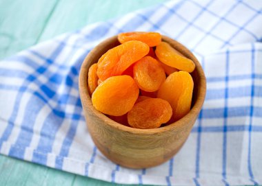 ahşap masa üstünde Kuru Kayısı