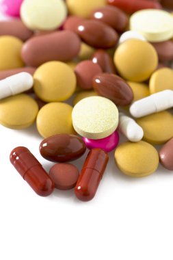 Beyaz arka planda izole edilmiş haplar