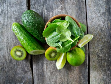 ahşap yüzey üzerinde taze yeşil sebze