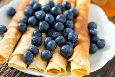 İştah açıcı yumuşak ahşap yüzeyde krep