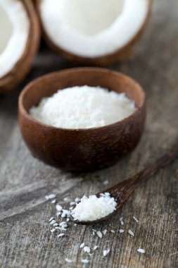 ahşap yüzeyde rendelenmiş hindistan cevizi