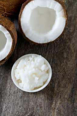 Hindistan cevizi yağı ahşap yüzey üzerinde