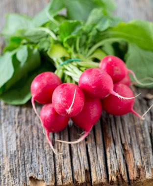 ahşap yüzey üzerinde taze turp demet